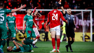 Червеният картон за Карло Мухар срещу Берое бе петият играч