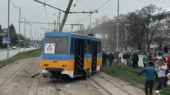 Трамвай се заби в стълб и излезе от релсите край Централна гара