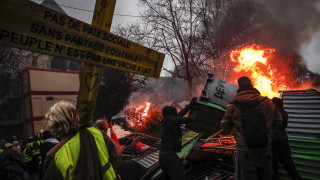 Франция мобилизира 80 хил. полицаи за деветия уикенд на протести на „жълтите жилетки”