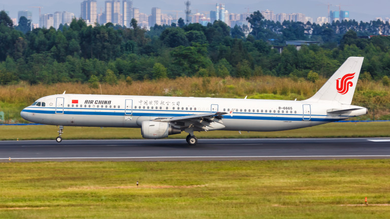 На метри от сблъсък в небето: Два китайски самолета летят един срещу друг над Сибир