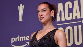 Дуа Липа много добре знае как да привлича вниманието и