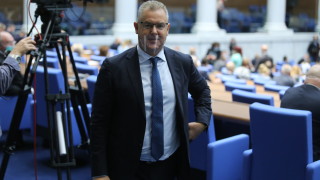 С гласовете на 119 депутати за и 64 против Александър