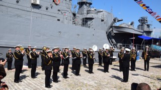 С тържествен водосвет на бойните знамена и знамената светини в