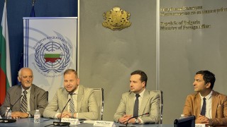 Заместник министърът на младежта и спорта Петър Младенов и заместник министърът на