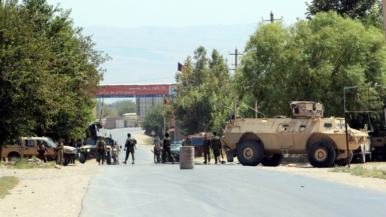Талибаните са убили 30 войници при атака във военна база
