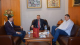  Президентът на Българската федерация по волейбол Любо Ганев се срещна с ректора на УНСС Кирил Евтимов също участва на срещата 