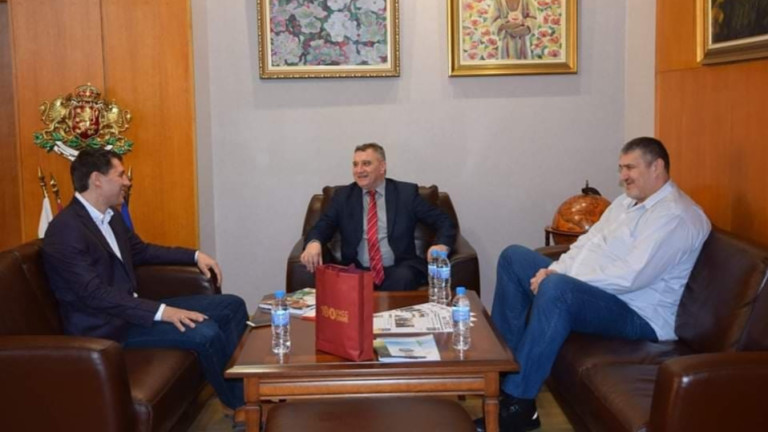 Президентът на Българската федерация по волейбол Любо Ганев се срещна с ректора на УНСС Кирил Евтимов също присъства на срещата