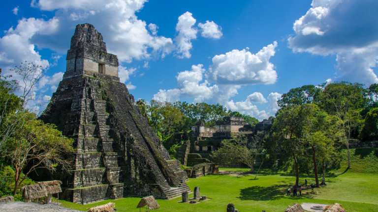 Тикал е една от най-популярните забележителности в Гватемала. Разположен в