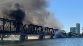 Влакът дерайлира и се запали на мост в Темпи Аризона