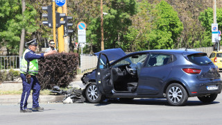 Тежък пътен инцидент в столицата два автомобила се удариха челно