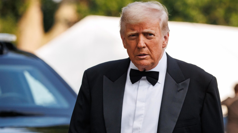 „Хитлер на нашето време“: Демонстрантите го исвиркаа Трамп во ресторан во Вашингтон