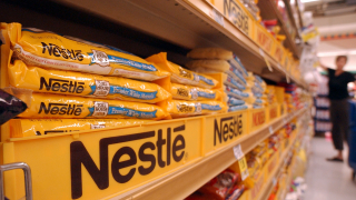2015 година е била трудна и за Nestle. Приходите на компанията са се свили с 39%