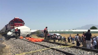 9 загинали при катастрофа между влак и бус в Източна Турция