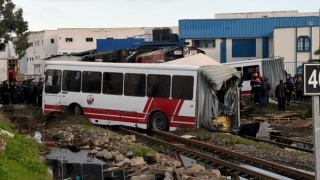 Влак се вряза в автобус в Тунис 
