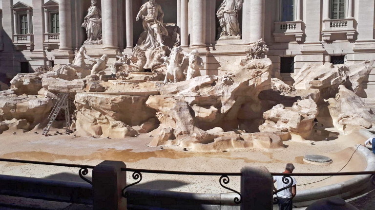 Монетите, хвърляни от туристите във фонтана Ди Треви в италианската