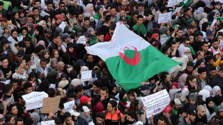 Хиляди алжирски студенти организираха марш за да протестират срещу решимостта