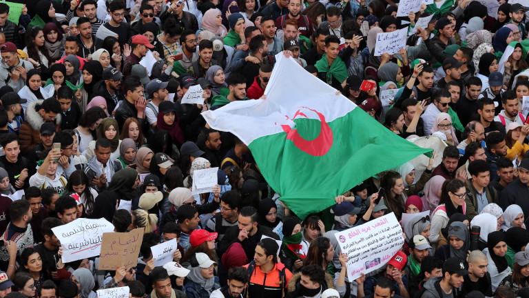 Хиляди алжирски студенти организираха марш, за да протестират срещу решимостта