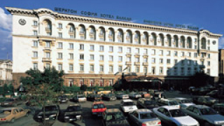 Затварят паркингите пред "Шератон"