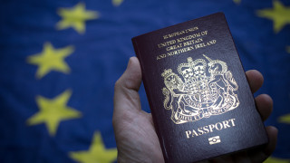 Класическият паспорт на Великобритания който за мнозина е ключов символ