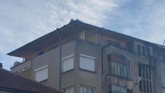 Вятър отнесе част от покрива на жилищна сграда в Лясковец