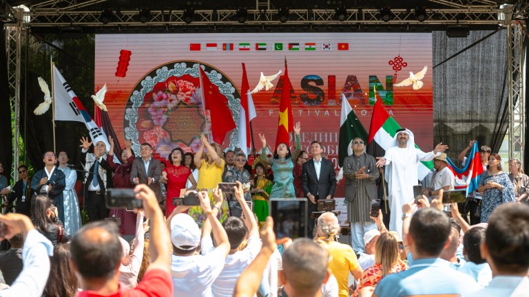 Една сцена и много изпълнения