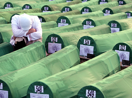 В Босна осъдиха 4-ма души за убийствата в Сребреница