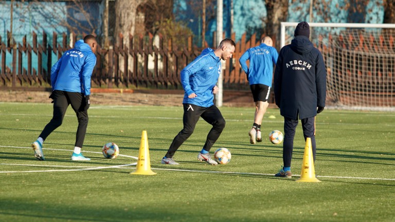 Футболистите на Левски тренират във фитнеса на "Герена"