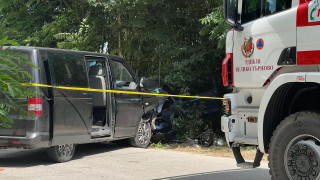 Катастрофа между бус и лек автомобил край Стражица