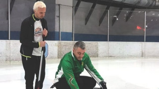 Водещият на СПОРТ ТОТО Део предизвика себе си с тренировка по кърлинг
