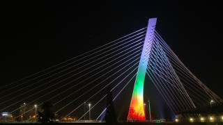 Мостът „Милениум” в Подгорица засия с цветовете на националния ни флаг