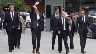 Уволнени членове на регионалното правителство на Каталуния се явяват пред