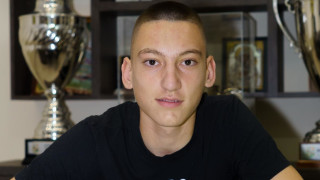 Юношата на Ботев Пловдив Стефан Смъркалев подписа първия си професионален