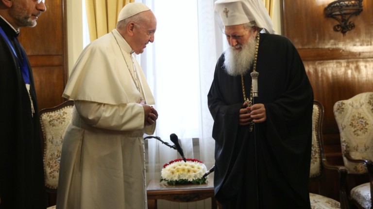 Папа Франциск и патриарх Неофит се срещнаха в Синодната палата.