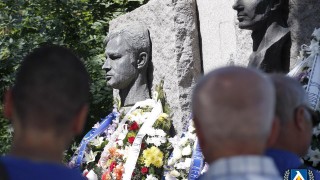 Привърженици и ветерани на Левски почетоха паметта на Гунди и Котков