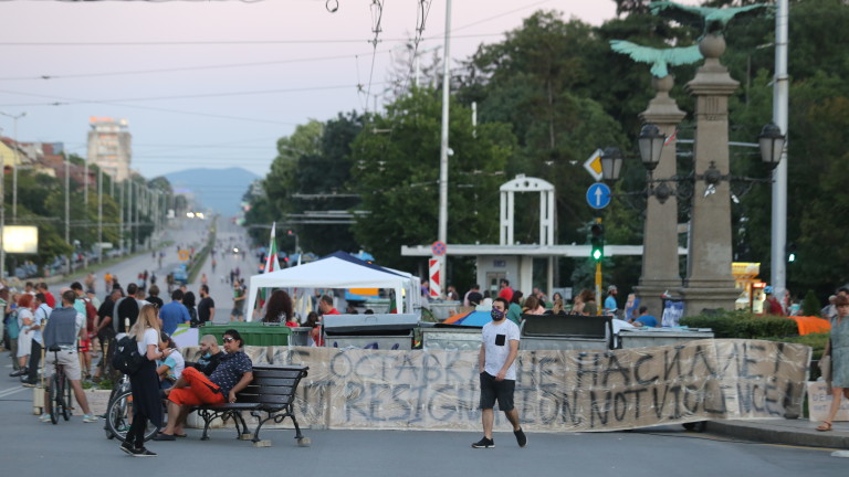 Блокирани кръстовища в София промениха автобусни маршрути, съобщава БНР, позовавайки