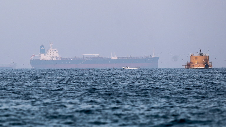 Танкерът Лана под ирански флаг, закотвен край пристанище Пирея, се