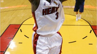 Дуейн Уейд продължи договора си с Маями