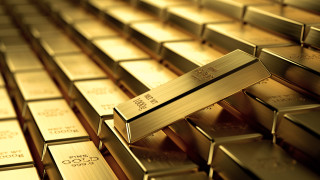 Цената на златото спада в понеделник сутринта като слезе под