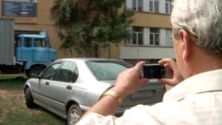 Инспектори дебнат паркирани върху тревни площи коли