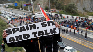 Каталунски сепаратистки активисти блокираха движението по магистрала свързваща Испания и