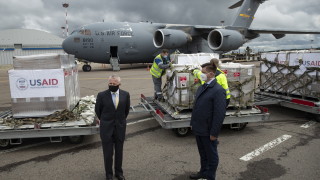Американски военен самолет с респиратори кацна в Москва САЩ даряват
