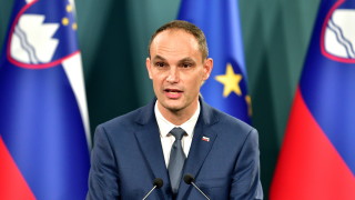 Бившият външен министър на Словения Анже Логар печели първия тур