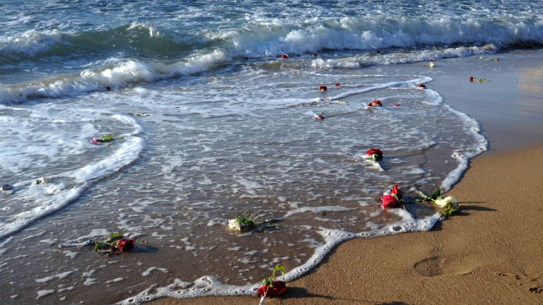 Няма следи от взривни вещества на падналия египетски самолет в Средиземно море