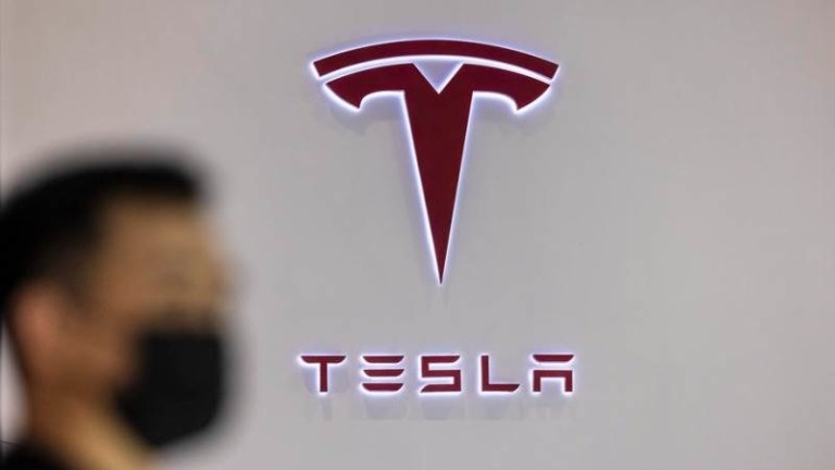 "Tesla" спря производството във фабриката си в Шанхай заради бум на COVID-19