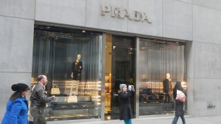 Как европейският луксозен бранд Prada изгуби $700 милиона от капитализацията си за ден?