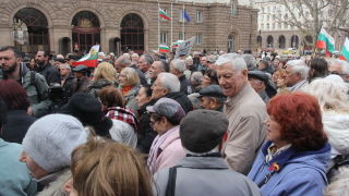 Около 50 пенсионери от военно патриотични и пенсионерски организации излязоха на