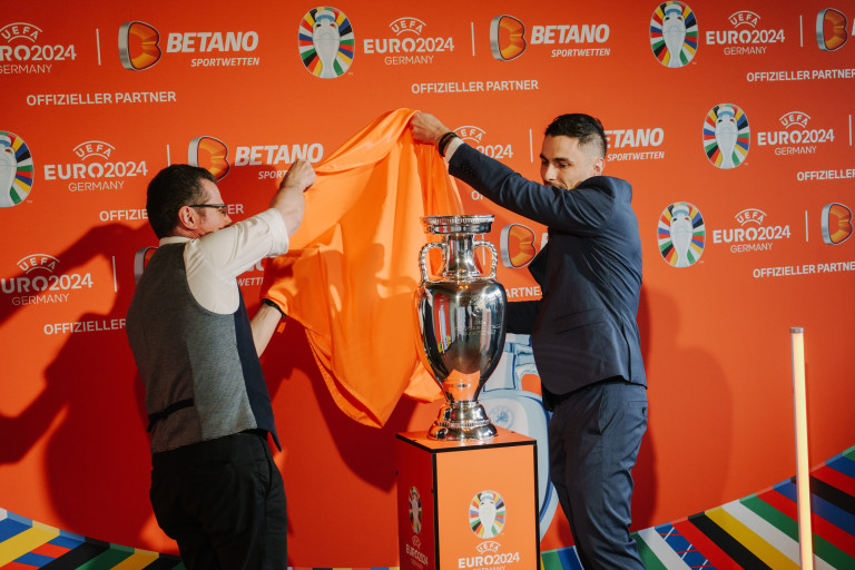 Екипът на Betano представя трофея на UEFA EURO 2024™️ на "Олимпиащадион", Берлин