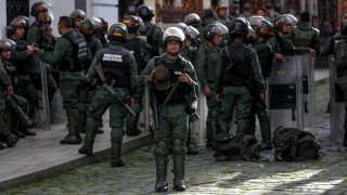 Стотици блокирани с часове във венецуелския парламент 
