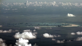 Американски военeн разрушител плава в близост до спорните острови Спратли