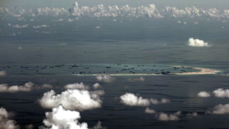 Американски военeн разрушител плава в близост до спорните острови Спратли,
